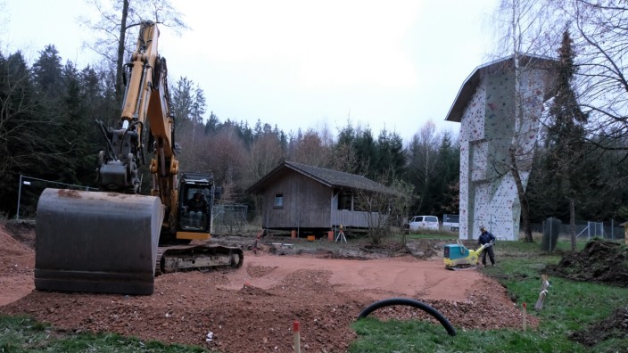 Taufkirchen: Der Bau der Boulderhalle am Waldbad im DAV-Kletterzentrum Taufkirchen hat begonnen. Derzeit werden noch kleinere Erdarbeiten durchgeführt.