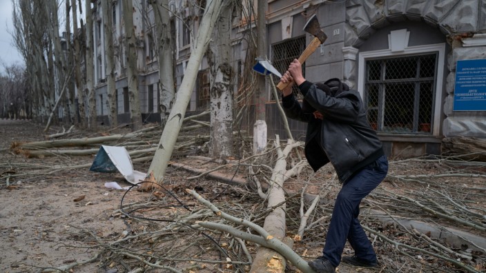 Ukraine: In Bachmut im Osten der Ukraine gingen die russischen Angriffe auch über die Weihnachtstage weiter. Hier zerlegt ein Bewohner der Stadt einen Baum, der dabei getroffen wurde.