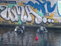 Berlin: Die Polizei fischt im Trüben