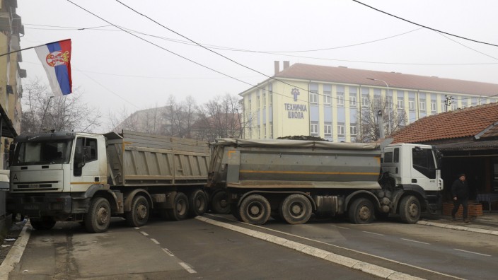 Serbien und Kosovo: Straßensperre aus mit Steinen beladenen Lastwagen in Mitrovica im Norden Kosovos