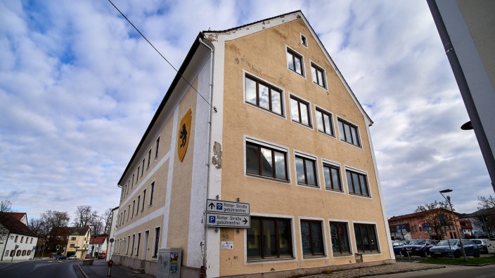 Schläfrige Stadtplanung: Das alte VHS- und Musikschulgebäude in der Rotter Straße 8 in Grafing ist seit gut 14 Jahren weitgehend sich selbst überlassen.