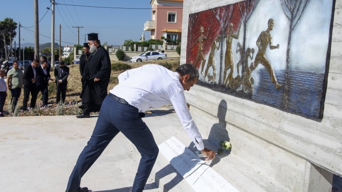 Griechenland: Der griechische Premier Mitsotakis am Denkmal für die Opfer des Feuers von 2018 in Mati.