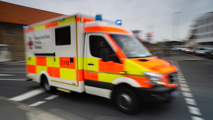 Würzburg: Ein 57 Jahre alter Mann ist in Würzburg beim Autofahren bewusstlos geworden und später im Krankenhaus gestorben.