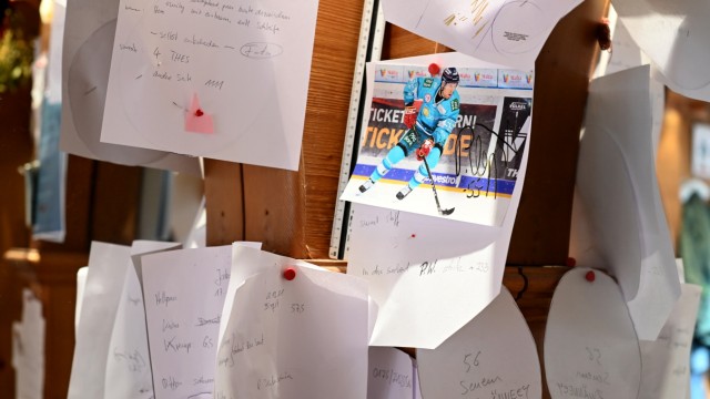 Neubeginn nach Sportlerkarriere: Kleine Erinnerung an die Sportlerkarriere: eine Autogrammkarte zwischen Auftragszetteln.