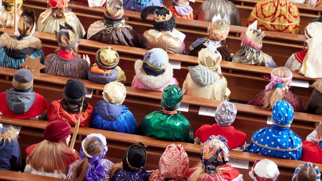 Sebelum Epifani: Barisan di gereja paroki Our Lady of the City dipenuhi oleh anak-anak dan remaja yang berpakaian rapi.