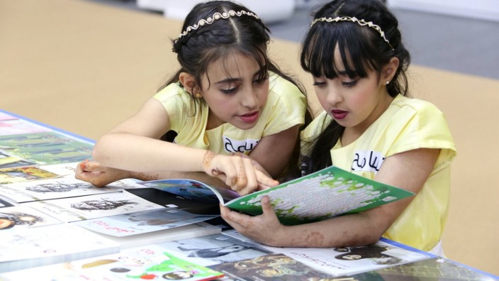Arabische Welt: Seit 13 Jahren findet in den Vereinigten Arabischen Emiraten das Sharjah Children's Reading Festival statt, eine der größten Kinderliteraturveranstaltungen der Welt.