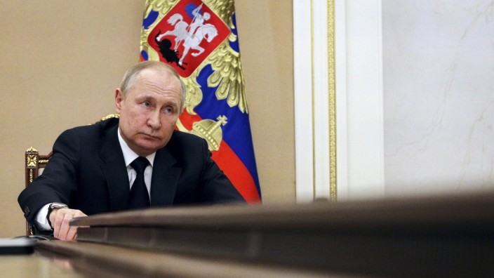 Russland: Der russische Präsident Wladimir Putin und seine Führungsriege koppeln sich zunehmend von der russischen Gesellschaft ab.