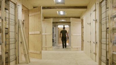Flügelflitzer: Das EM-Alcatraz: Schweizer Soldaten errichten ein Holzgefängnis für Randalierer.