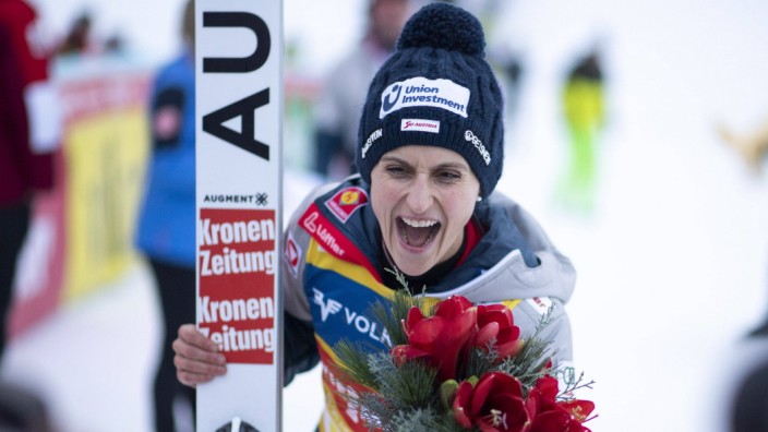 Skispringen: Austrias Weitenjägerin: Eva Pinkelnig nach den Tagessiegen in Villach.