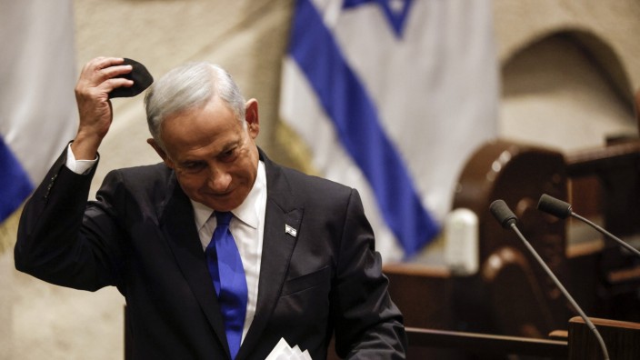 Israel: Zum sechsten Mal im Amt: Der neue alte Premier Benjamin Netanjahu nach seiner Ansprache im Parlament.