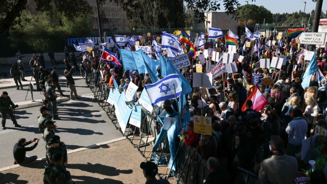 Israel: Vor der Knesset demonstrierten am Donnerstag viele Menschen gegen die neue Regierung von Benjamin Netanjahu.