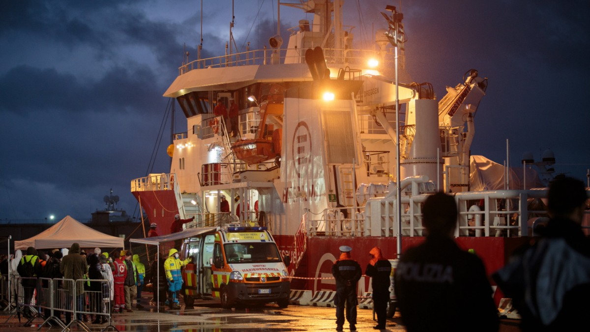 L’Italia ha limitato notevolmente il lavoro dei soccorritori marittimi civili e politici