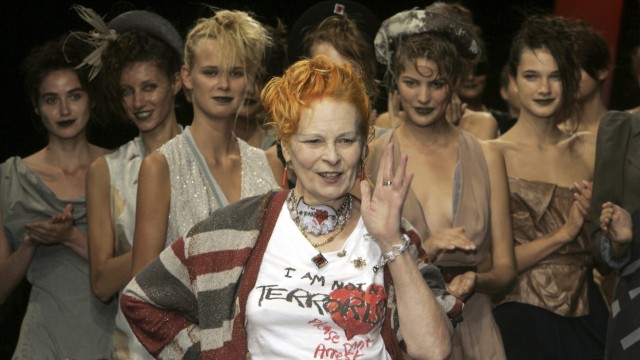 Modedesignerin: Westwood mit Models bei einer ihrer Modenschauen im Jahr 2005 in Paris.