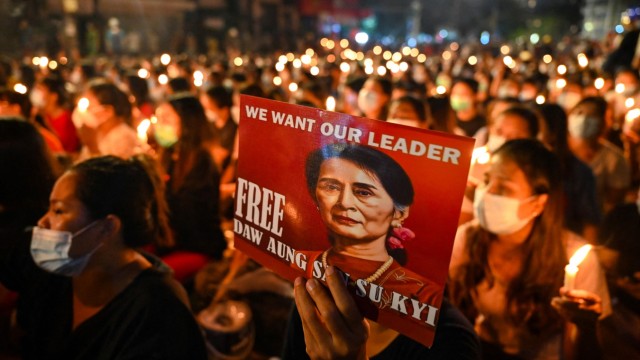 Myanmar: Kurz nach dem Putsch 2021 gab es noch große Demonstrationen gegen die Generäle, hier in Yangon. Das Plakat zeigt die von der Junta inhaftierte vorige Regierungschefin, Friedensnobelpreisträgerin Aung San Suu Kyi. Sie wurde in einem inszenierten Prozess zu sieben Jahren Haft verurteilt.