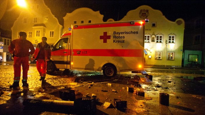 Notfallversorgung: Alkohol und Schwarzpulver ist nicht die beste Mischung. Das Bild zeigt einen Rettungswageneinsatz an Silvester am Grafinger Marktplatz vor zehn Jahren.
