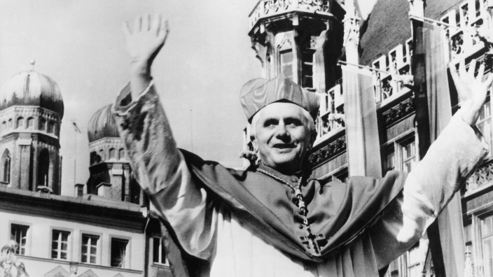 Emeritierter Papst Benedikt XVI. ist tot: Große Geste zum Abschied: Joseph Kardinal Ratzinger 1982 auf dem Marienplatz vor seinem Wechsel als Präfekt der Römischen Glaubenskongregation nach Rom.