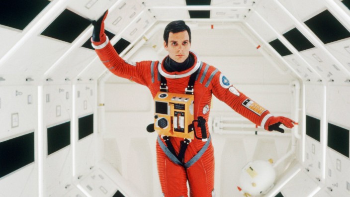Spielfilmtipps zum Jahreswechsel: Schöpfung eines in den Himmel geworfenen Knochen: Der Astronaut Bowman (Keir Dullea) erlebt, wie er sich selbst beim Sterben zusieht.