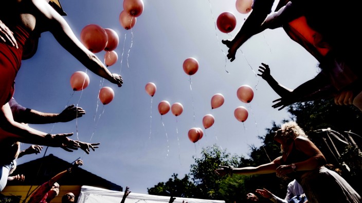 Rückblick auf 2022: Der Lieblingsmoment mit vielen Freunden: Bei der Hochzeit von Pauline und Daniel Weindorf fliegen Ballons in den blauen Himmel.