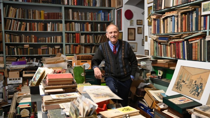 Ein Antiquar vom alten Schlag: "Ich würde nirgends gerne leben ohne Bücher": Rainer Köbelin in seinem Antiquariat in der Schellingstraße.