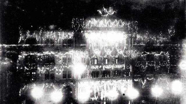 Münchner Seiten: Eine großartige Beleuchtung ist immer auch eine Prestigefrage: Zum 80. Geburtstag von Prinz Luitpold am 12. März 1901 wird das Neue Rathaus am Marienplatz festlich illuminiert.