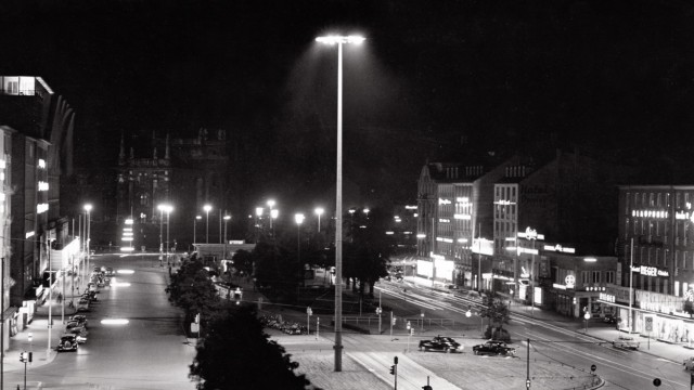 Münchner Seiten: "Superleuchte" aus der Forschungsabteilung von Osram: 1958 wird zur 800-Jahr-Feier Münchens an der Kreuzung Schwanthalerstraße/Sonnenstraße die damals "hellste Leuchte der Welt" aufgestellt.