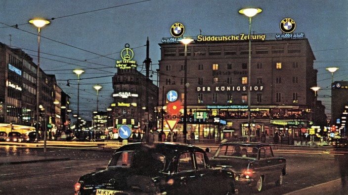 Münchner Seiten: Straßenlampen, Ampeln, Leuchtreklame: Auf dieser Postkarte von 1962 zeigt sich der Stachus in großstädtischer Beleuchtung. Alle hier gezeigten Abbildungen stammen aus dem besprochenen Buch.