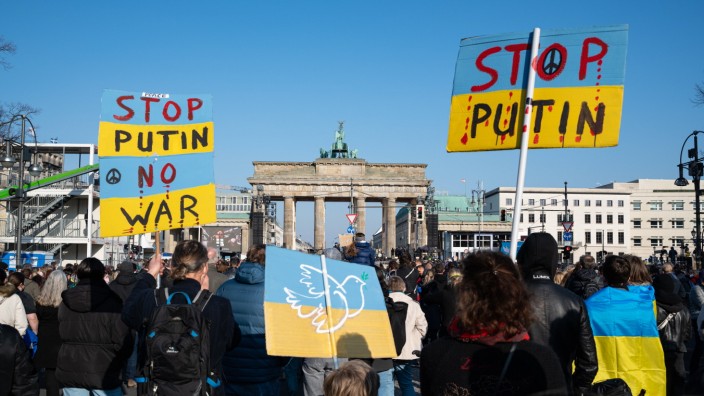 Jahreswechsel: Wie lange wird die Solidarität anhalten? Friedenskundgebung im März 2022 vor dem Brandenburger Tor in Berlin.