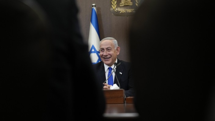 Israel: Benjamin Netanjahu ist wieder als israelischer Ministerpräsident im Amt, und er bringt einige dunkle Schatten mit.