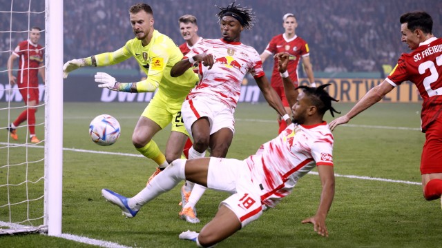 Christopher Nkunku: With power and will: In the DFB Cup final against SC Freiburg, Christopher Nkunku rushes to equalize 1-1.