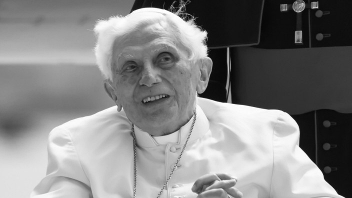 Nachruf: Der emeritierte Papst Benedikt XVI. reist hier im Jahr 2020 nach seinem viertägigen Besuch in Regensburg wieder zurück in den Vatikan.