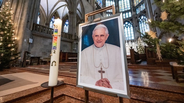Zum Tod von Benedikt XVI.: Ein Bild mit dem emeritierten Papst Benedikt XVI. steht im Dom St. Peter in Regensburg.
