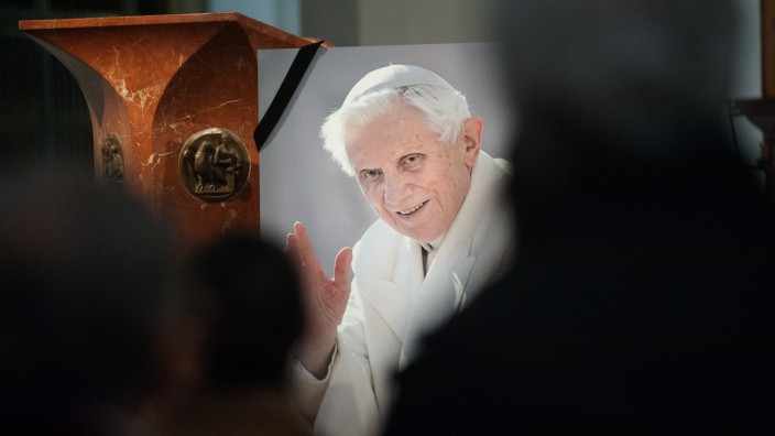 München heute: Abschiedsgruß: Im Münchner Dom nehmen Gläubige vor einem großen Bild Abschied vom emeritierten Papst Benedikt XVI.