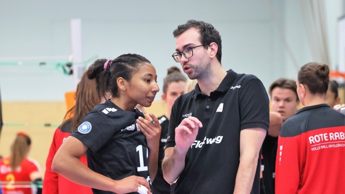 Volleyball: Viel Gesprächsbedarf am Ende des Kalenderjahres: Vilsbiburgs Trainer Florian Völker und seine Zuspielerin Wilmarie Rivera.
