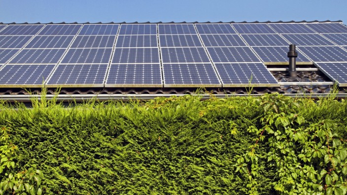 Solaranlagen: Strom vom Dach, eigentlich eine schöne Sache. Wer sich eine Photovoltaikanlage nachträglich auf das Dach montieren lässt, sollte vorher dessen Zustand genau dokumentieren. Das kann viel Ärger ersparen.