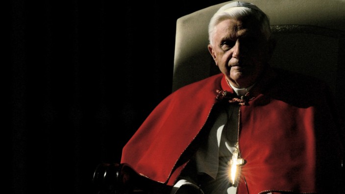 Benedikt XVI.: Benedikt XVI. war aus gesundheitlichen Gründen bereits 2013 von seinem Amt als Papst zurückgetreten. Jetzt ist er am Silvestertag gestorben.