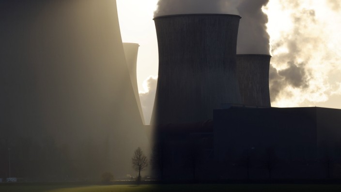 Jahreswechsel: Bei kalter Luft weithin zu sehen: Wasserdampf des Kohlekraftwerks Niederaußem des Stromkonzerns RWE.