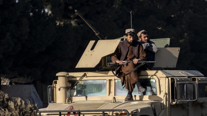 Afghanistan: Talibankämpfer halten nach einer Explosion in der Nähe des Innenministeriums in Kabul Wache.