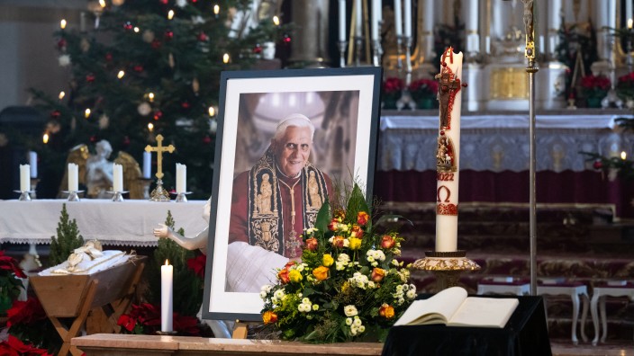 Nach dem Tod des emeritierten Papstes: Erinnerungen an Benedikt: In der Stiftspfarrkirche St. Philippus und Jakobus in Altötting liegt ein Kondolenzbuch aus.
