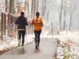 Jogger im winterlichen Ebersberger Forst, 2020