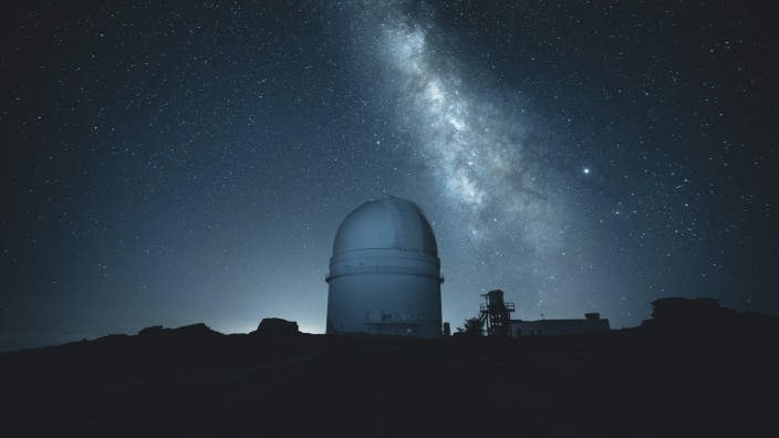 Astronomie: Die Milchstraße über dem Calar-Alto-Observatorium im Süden Spaniens.