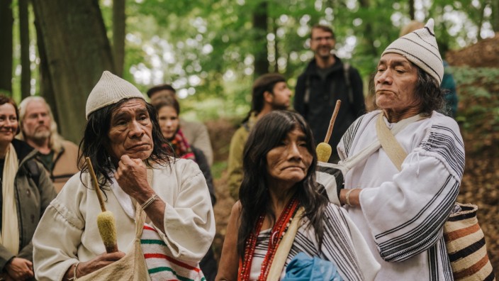 Indigene: Mamo José Shibulata (rechts) besucht mit Gefährten der Kogi aus Kolumbien den Eberswalder Forst in Brandenburg.