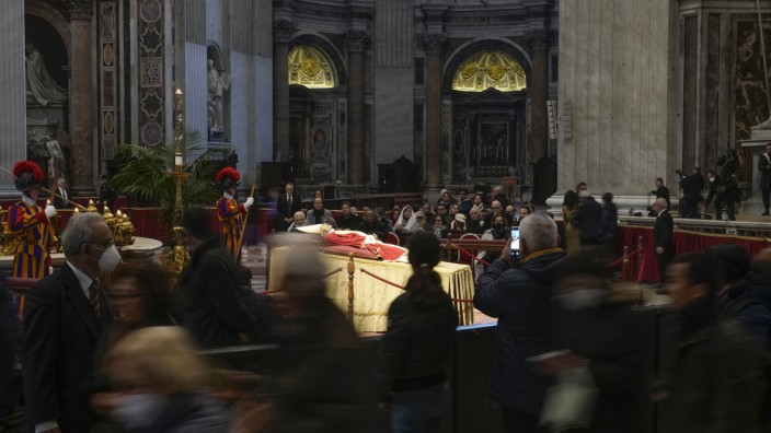 Vatikan: Trauernde könne seit dem Morgen des 2. Januar im Petersdom Abschied vom verstorbenen emeritierten Papst Benedikt XVI. nehmen.