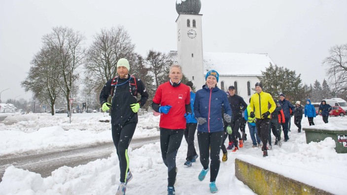 Sportlich ins Jahr: Seit 20 Jahren laufen die Teilnehmenden von "Lenz rennt" knapp 20 Kilometer - Initiator Günter Lenz (Mitte) ist natürlich auch immer dabei - hier beim Lauf im Jahr 2019.