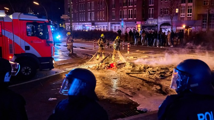Berlin: Bilanz einer Nacht der Anarchie: 1717 Mal wurde die Feuerwehr in der Silvesternacht allein in Berlin gerufen, mehr als 50 Einsatzkräfte von Feuerwehr und Polizei wurden verletzt.