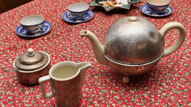 SZ-Serie: Mein kleines Museum - Sammler und ihre Schätze: Die "heilige Teekanne" ist eine Kugelkanne.