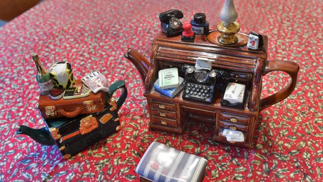 SZ-Serie: Mein kleines Museum - Sammler und ihre Schätze: Teekanne in Schreibtisch-Optik mit Milchkännchen-Sekretär und Zuckerdosen-Hocker.