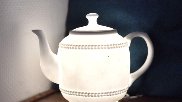 SZ-Serie: Mein kleines Museum - Sammler und ihre Schätze: Nicht aus allen Teekannen bei den Ertseys kommt Tee: Auf der Eckbank am Esstisch steht eine kannenförmige Lampe.
