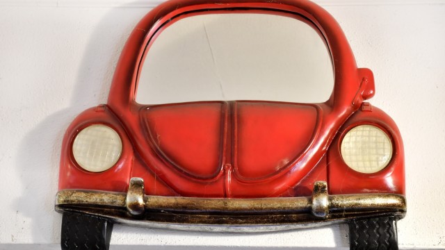 SZ-Serie: Mein kleines Museum - Sammler und ihre Schätze: Dieser VW-Käfer-Spiegel wurde im Handgepäck aus Portugal nach Gauting transportiert.