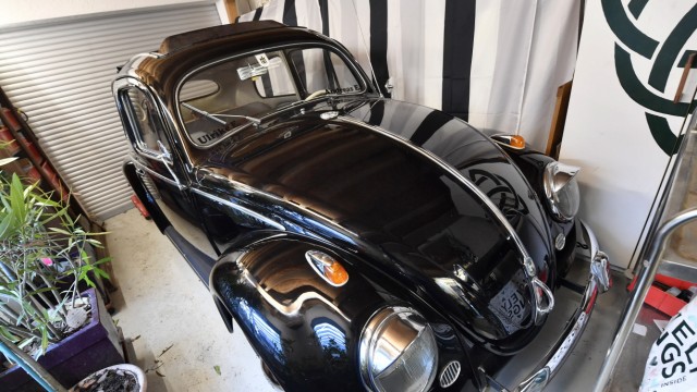 SZ-Serie: Mein kleines Museum - Sammler und ihre Schätze: Mit diesem echten VW-Käfer, Baujahr 1954, begann die Sammel-Leidenschaft. Er "wohnt" in der Garage.