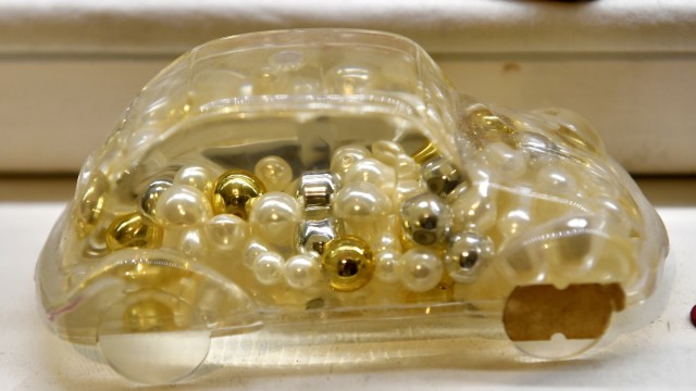 SZ-Serie: Mein kleines Museum - Sammler und ihre Schätze: Ein mit goldenen und silbernen Perlen befülltes Modell.